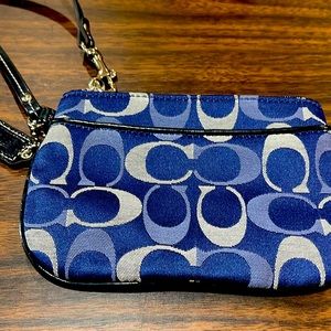 Coach ladies wristlet blue
